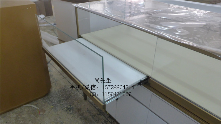珠寶店展示柜細(xì)節(jié).jpg 珠寶店展示柜細(xì)節(jié).jpg