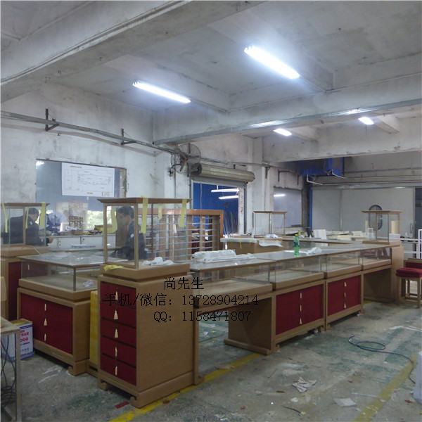 木質(zhì)烤漆珠寶展柜制作.jpg