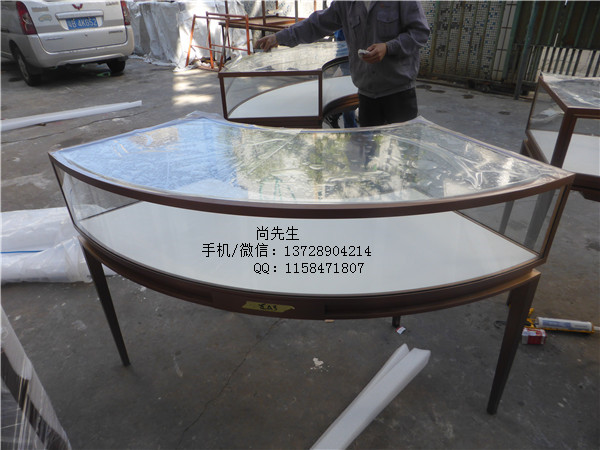 弧形不銹鋼珠寶展柜.jpg 弧形不銹鋼珠寶展柜.jpg