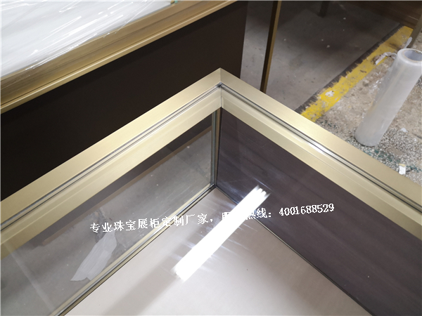 珠寶展柜制作細(xì)節(jié).jpg 珠寶展柜制作細(xì)節(jié).jpg