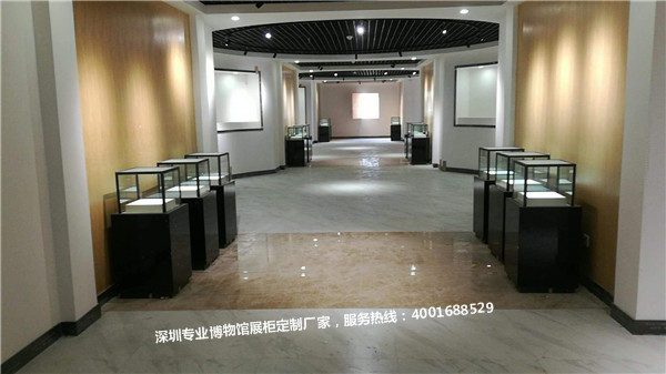 鐘表文物館展示柜.jpg 鐘表文物館展示柜.jpg